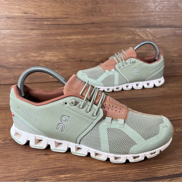 On Running Shoes - On Cloud 5 Running Shoes Women’s Size 7.5 Green Slip-On Sneakers